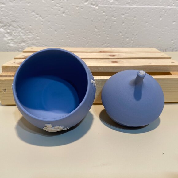 Wedgwood Blue Jasperware Small Lidded Pot with White Motif and Daisy Top - Picture 8 of 12